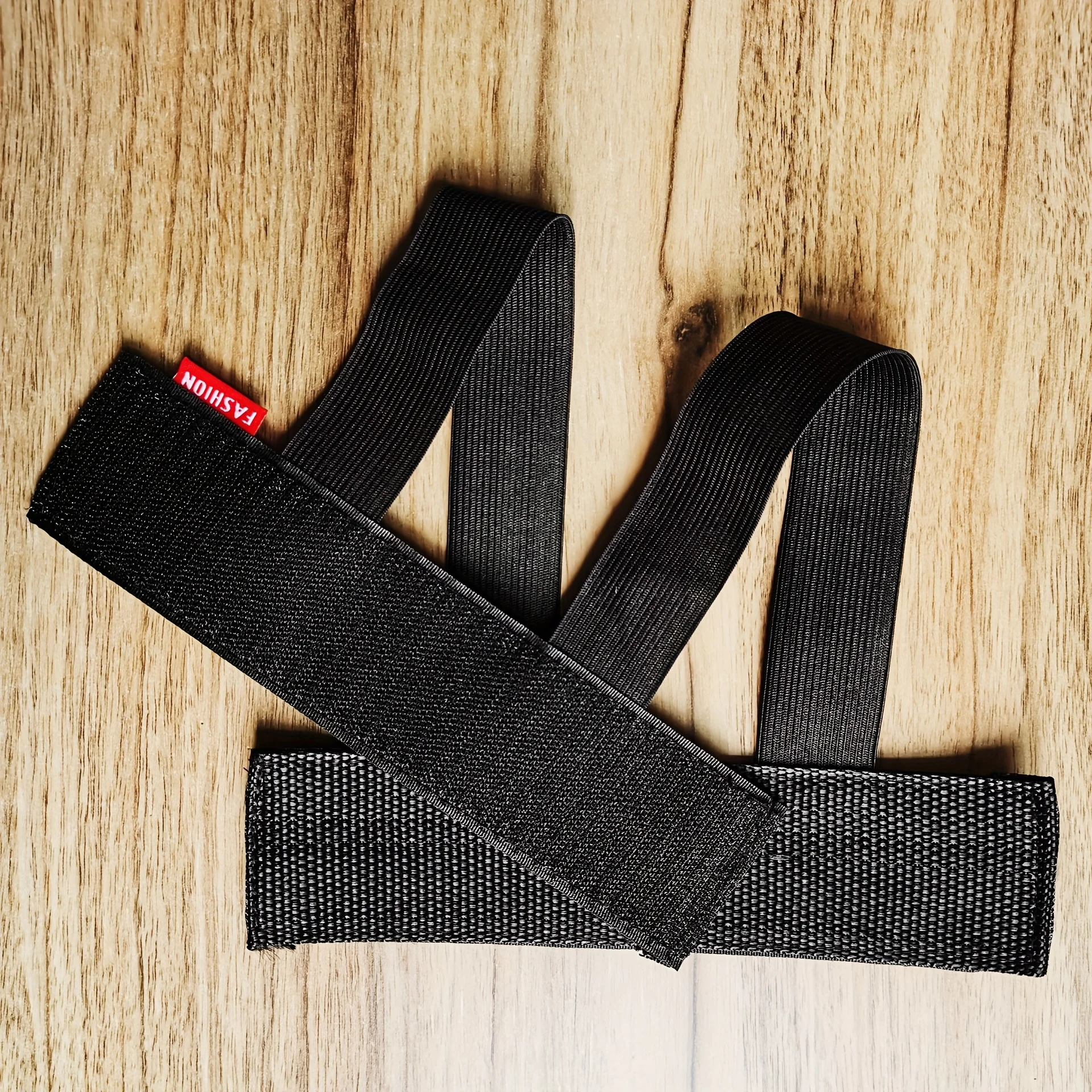 قطعة واحدة من الأشرطة المرنة لتأمين العناصر في صندوق السيارة. صندوق تخزين وحقيبة شبكية لتنظيم العناصر داخل السيارة.