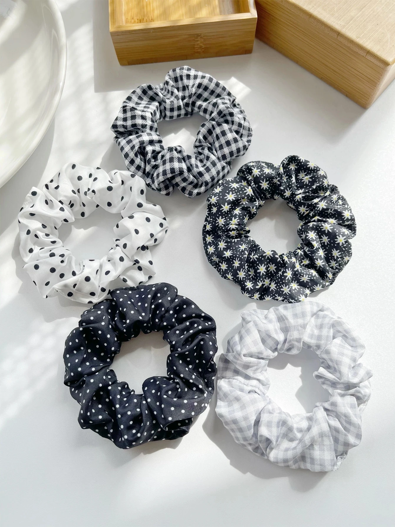 5 قطع من ربطات الشعر Scrunchie الأنيقة ذات الطباعة المنقطة