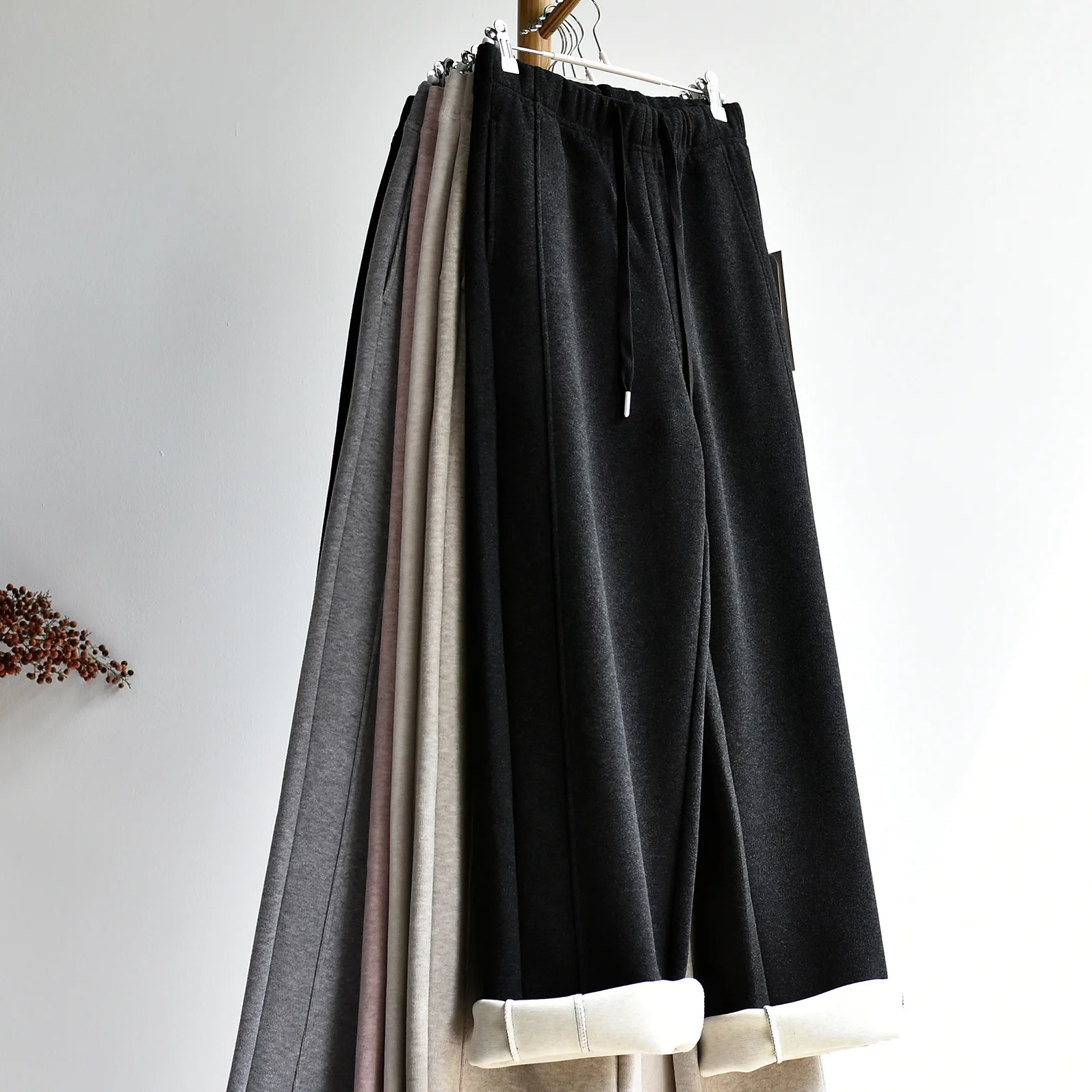 

2025 г. Новые женские очень толстые шерстяные шелковые шерстяные шелковые бархатные утолщенные женские теплые длинные повседневные широкие брюки однотонного цвета