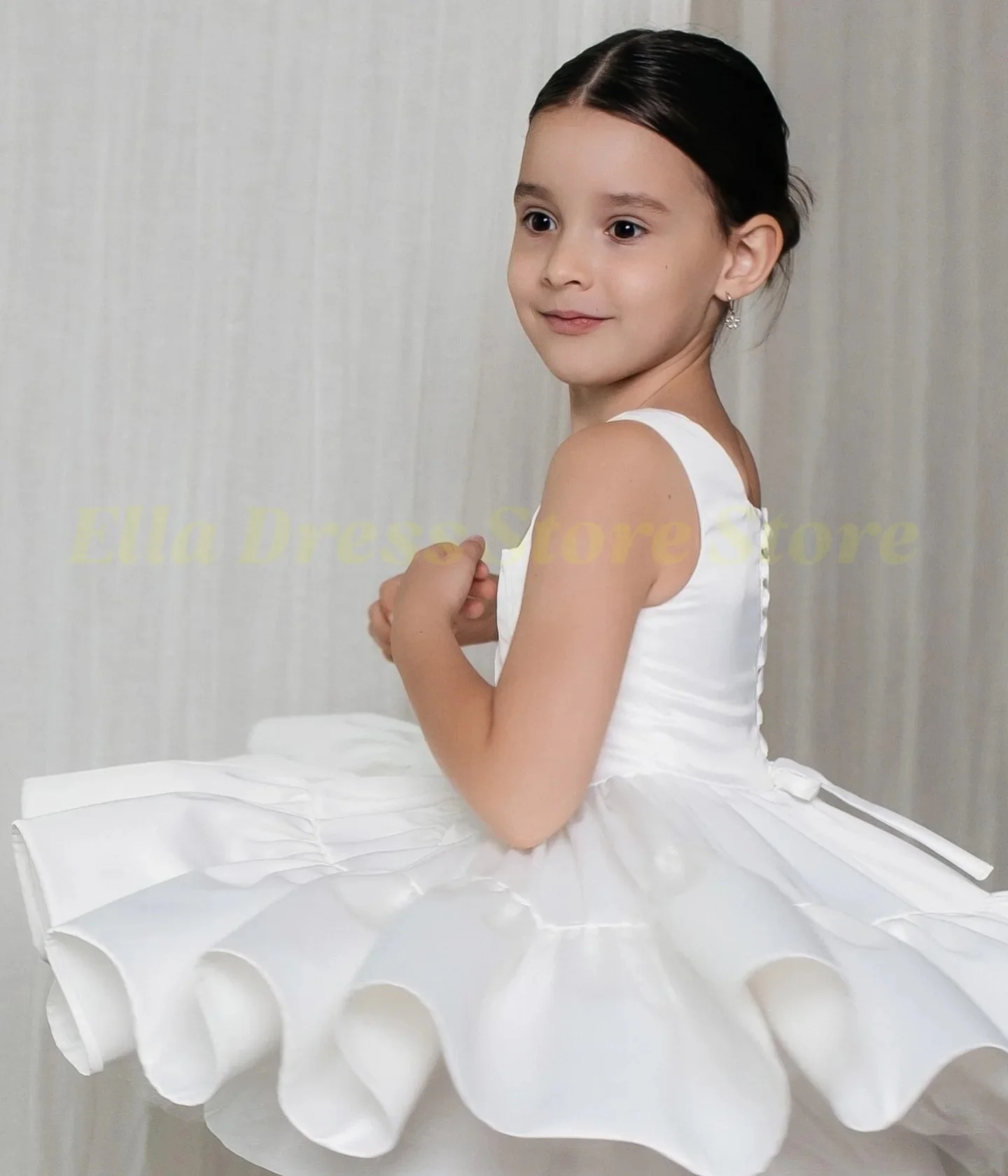 Großhandel Maßgeschneidertes Satin-Blumenmädchenkleid Elfenbeinfarbenes Hochzeitskleid für Kleine Mädchen Mini-Kleinkind-Festkleid Quadratische Kommunionkleider – Detail 2