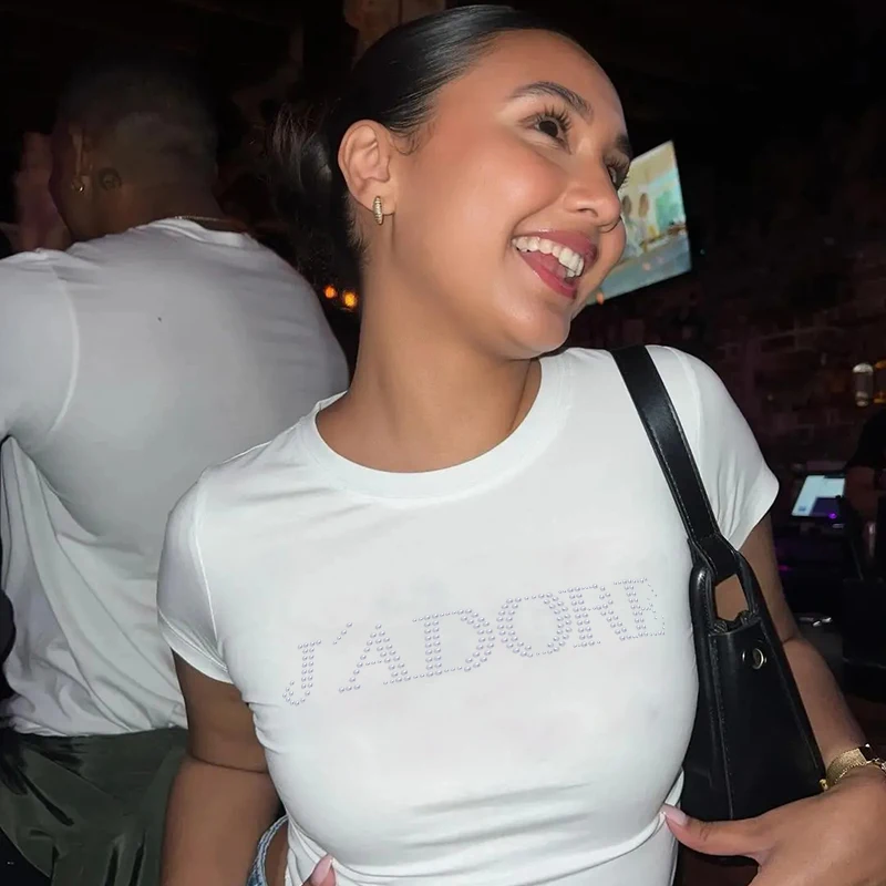 เสื้อสตรีทแวร์สไตล์วินเทจสไตล์พังค์ประดับพลอยเทียมเสื้อแนวสตรีทแบบกอธิคแขนสั้นสำหรับผู้หญิงเสื้อสไตล์ Y2k ฤดูร้อน