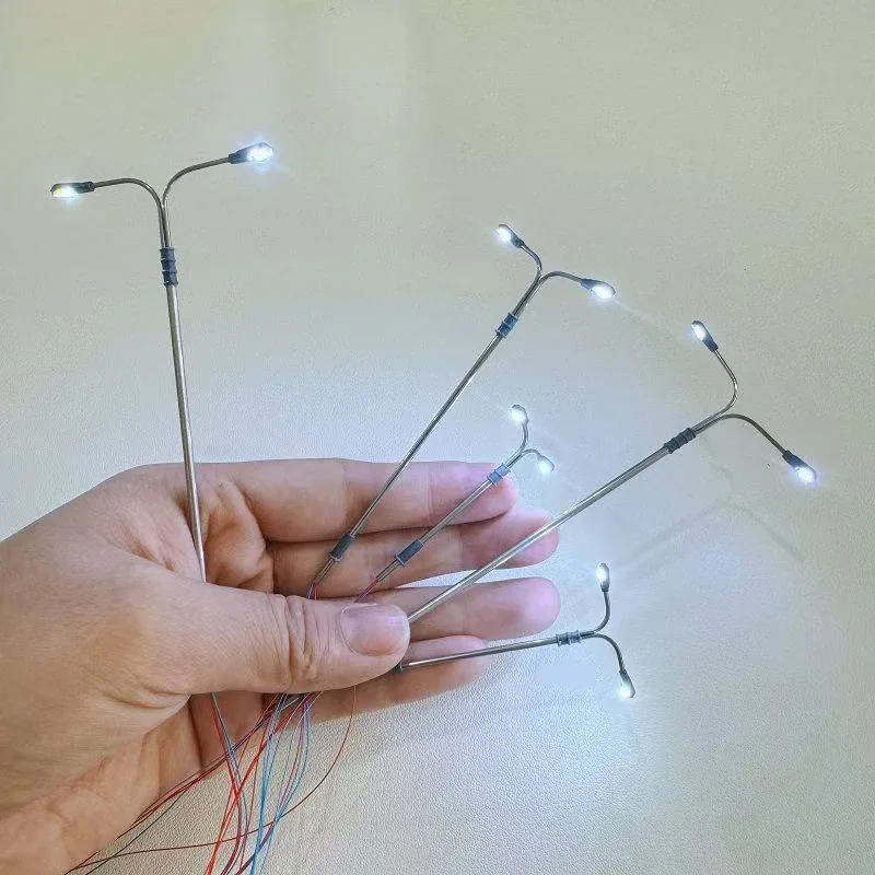 2 Stück 3V Miniatur-Doppelkopf-LED-Straßenlampen aus Metall für Modelleisenbahn-Layouts/Mikrolandschaften/Dioramen