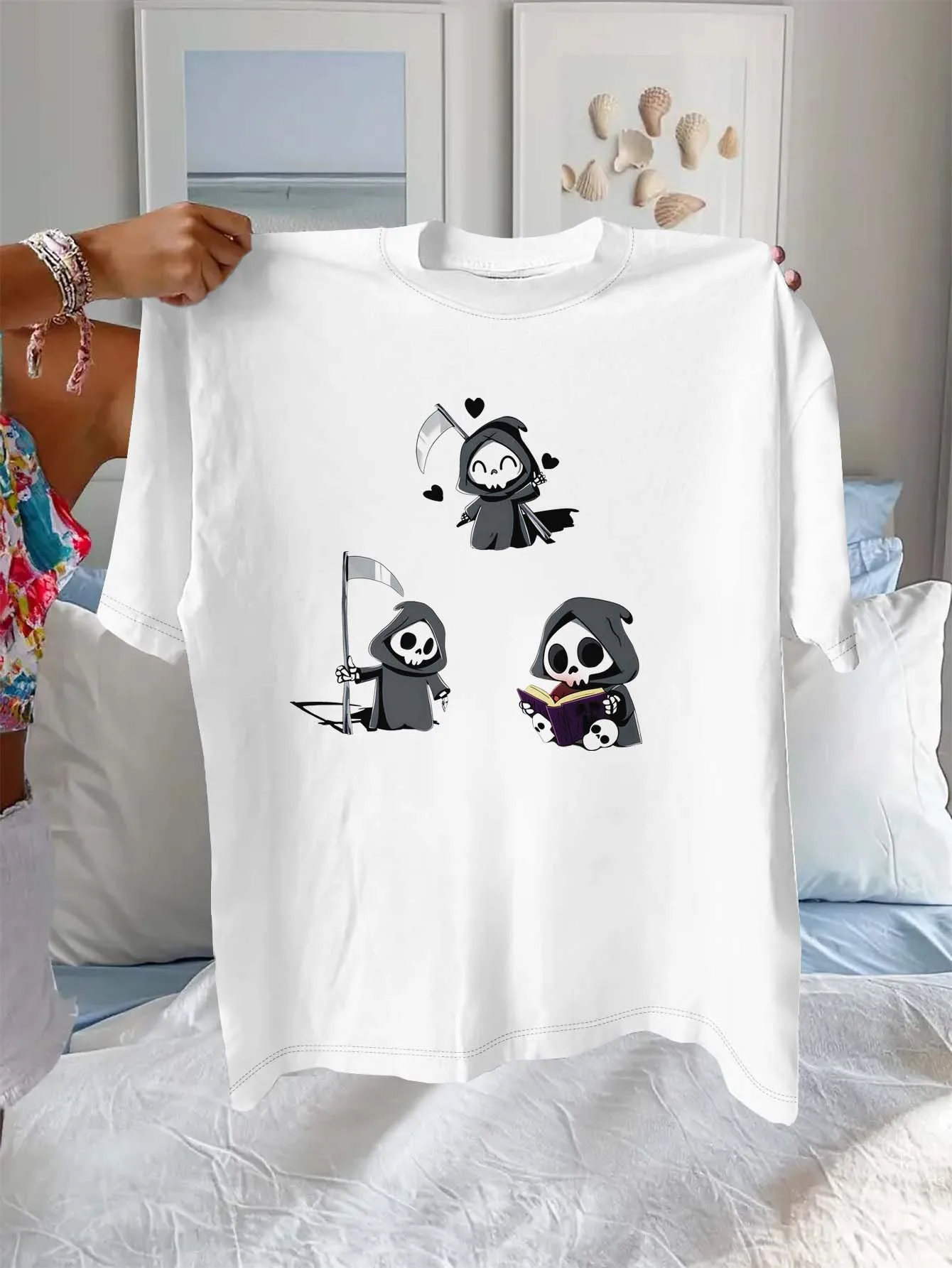 

Причудливые персонажи маленькой смерти больших размеров с косой и книгой, модная одежда