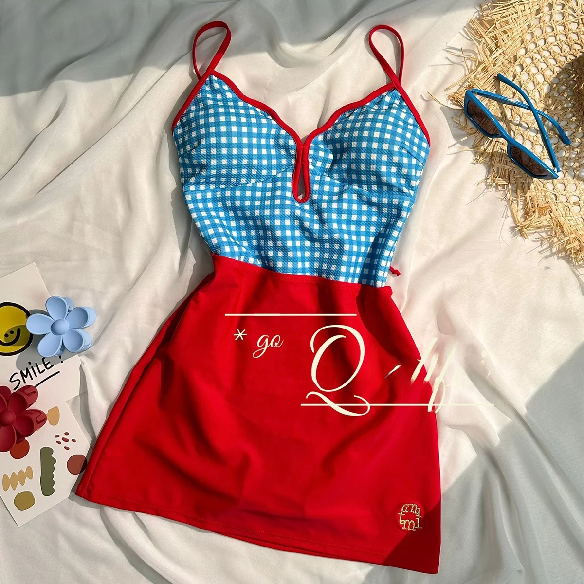 ملابس سباحة نسائية قطعة واحدة بتصميم مثلث مع تنورة حمراء مطرزة، نحيفة ودافئة، بأسلوب طالباتي لإحساس العطلات الصيفية