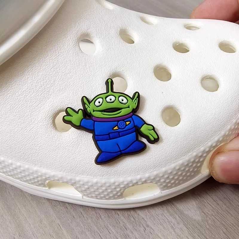 MINISO لعبة قصة سلسلة الطنانة وودي قصب لوتسو جيسي الأجانب الأحذية السحر اكسسوارات صالح تسد الصنادل حذاء للحديقة الديكور