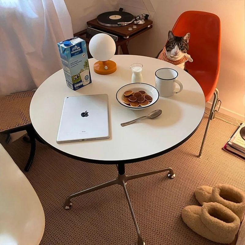 Nordic medieval Eames round table, simple household small apartment dining table designer