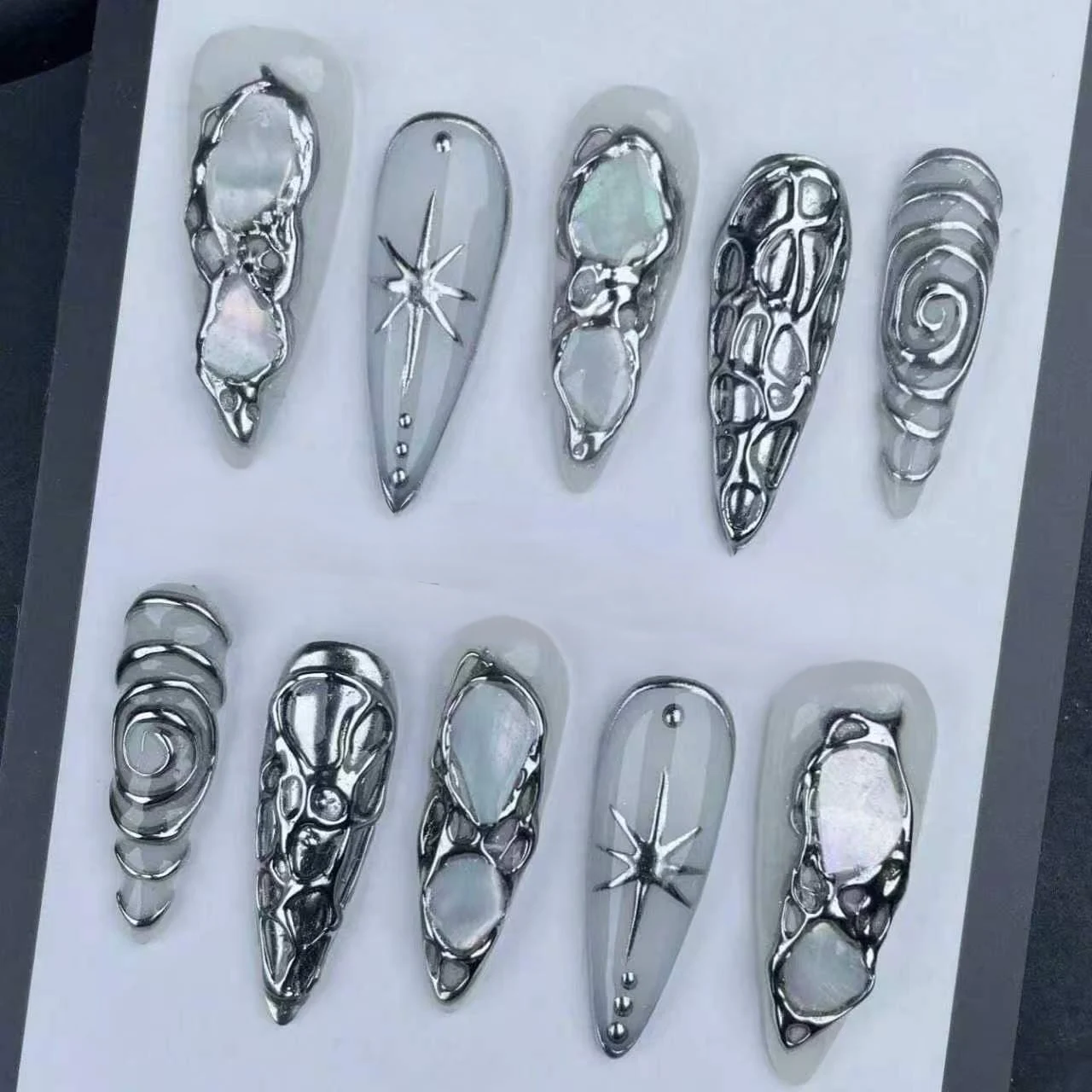 10 Stück handgepresste mandelförmige Nägel, schöne künstliche Nägel, Halloween Silber Cool Girl, geeignet für Frauen.