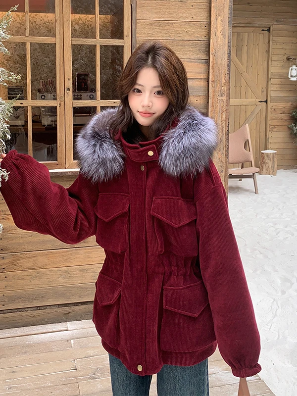 معطف نسائي من القطيفة بلون النبيذ الأحمر مع ياقة فرو كبيرة وخصر ضيق للتدفئة