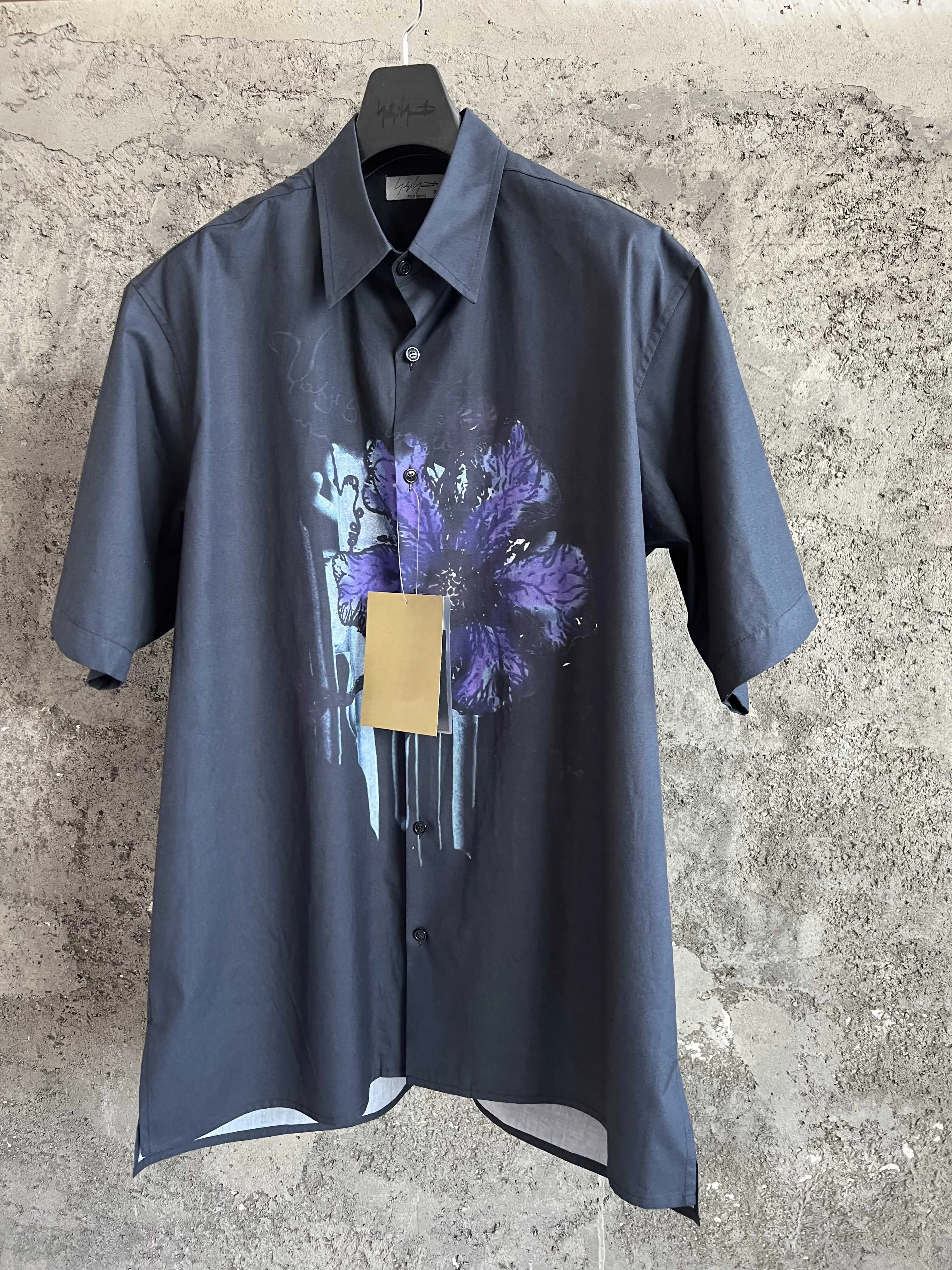 This is a short-sleeved shirt designed by a niche Japanese original designer with a textured print