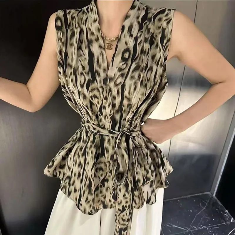 موضة الخامس الرقبة المطبوعة ضمادة ليوبارد قمصان الملابس النسائية 2025 صيف جديد فضفاض بلا أكمام شيك القمم مكتب سيدة البلوزات