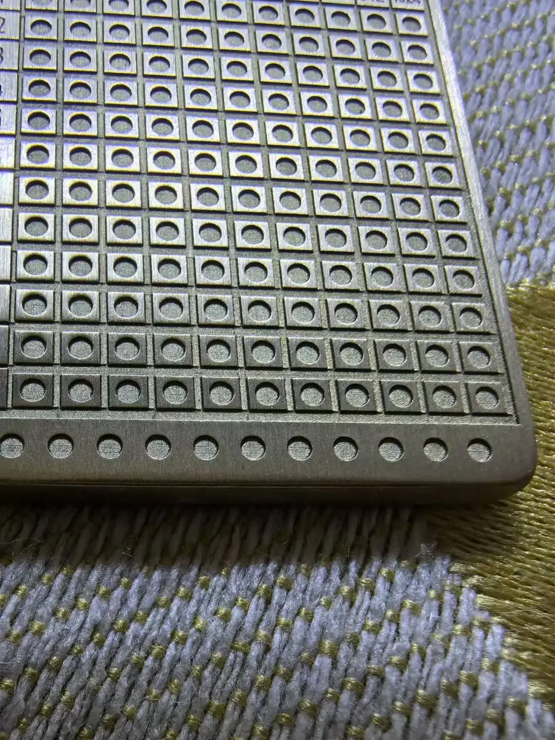 بي براس ذاكرة مكونة من 12 رقمًا و24 رقمًا