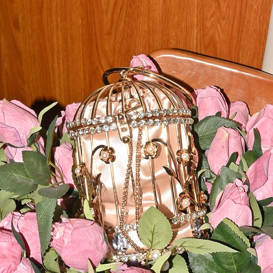 Metallische Hohltasche in Vogelkäfig-Optik, glänzend und unflexibel, mit Strassbesetzten Blumen, hochwertige tragbare Abendtasche. – Detail 3