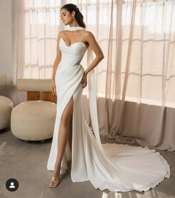 モダンマーメイドフロントスリットブライダルガウンは、女性のための寸法に合わせてカスタマイズできます。見事なサイドスリットコートトレインエレガントなボタンローブ