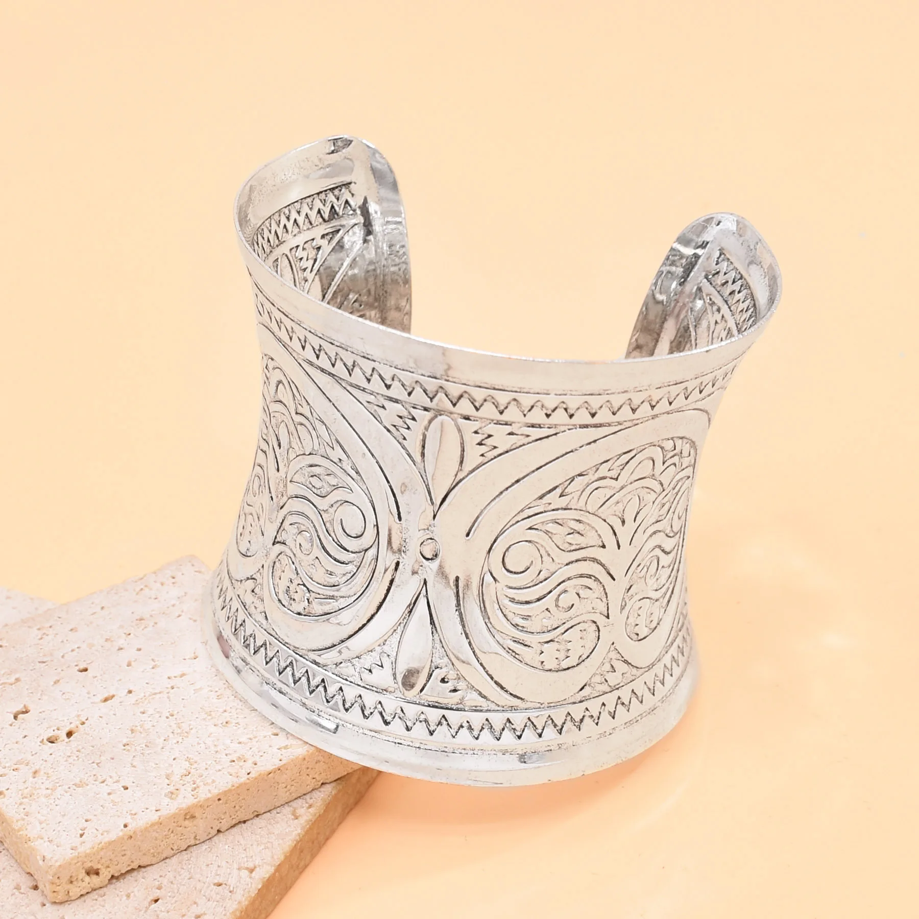 

Classic Retro Fashion Silver Color Cuff Bracelets for Women Ethnic Style Metal Carving Bangles Bracelet Retro Open Jewelry Gift