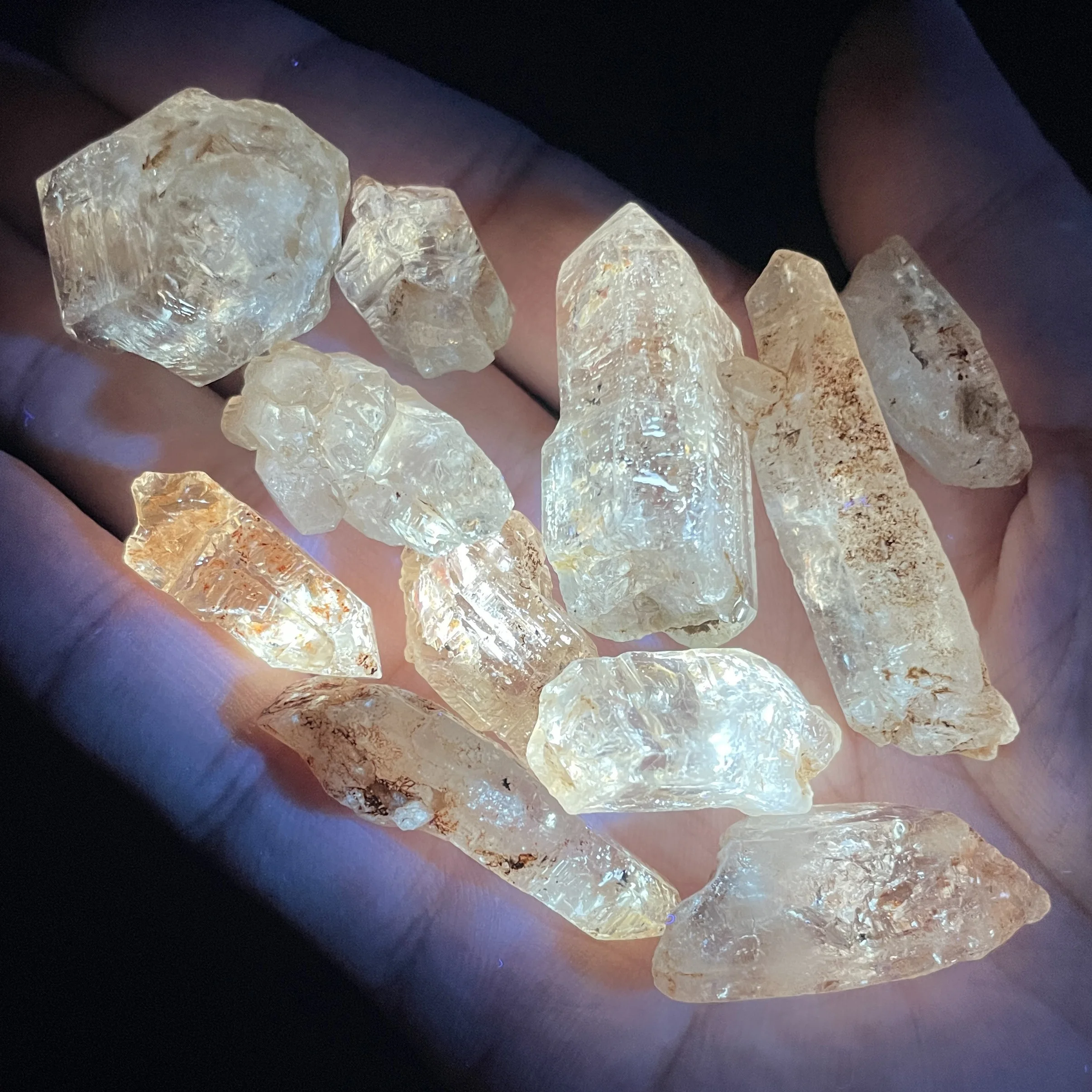 Natural Fluorescence Effect Oil Gall Bone Crystal Raw Mineral Specimen Crystal Healing Stone Home Decor YD1-11