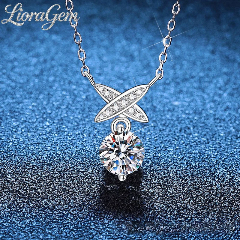 

LioraGem Platinum PT950 1-Carat Mossite Necklace, Women's Unique Crossed Bow Pendant with Diamond-Set Collar Chain