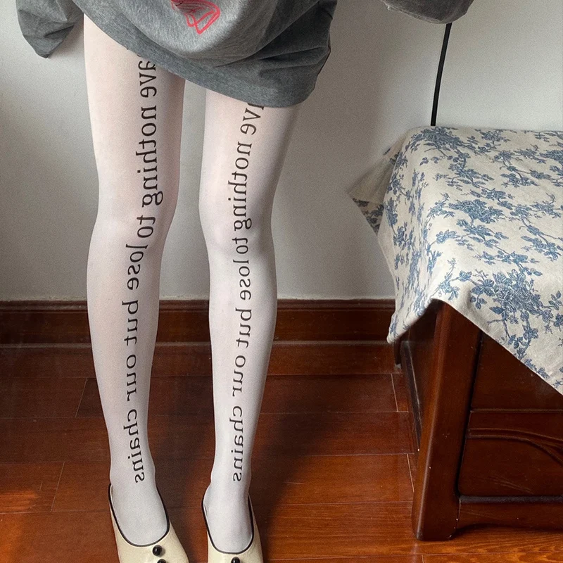 Korea Design angielski nadrukowane litery jedwabne pończochy serce muszka rajstopy z nadrukiem japońskie rajstopy Lolita JK gotyckie skarpetki Cosplay