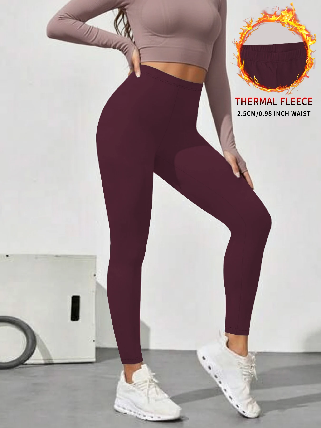 

Женские термобеговые леггинсы больших размеров с флисовым интерьером. дизайн обеспечивает тепло и комфорт для зимы и тренировок.