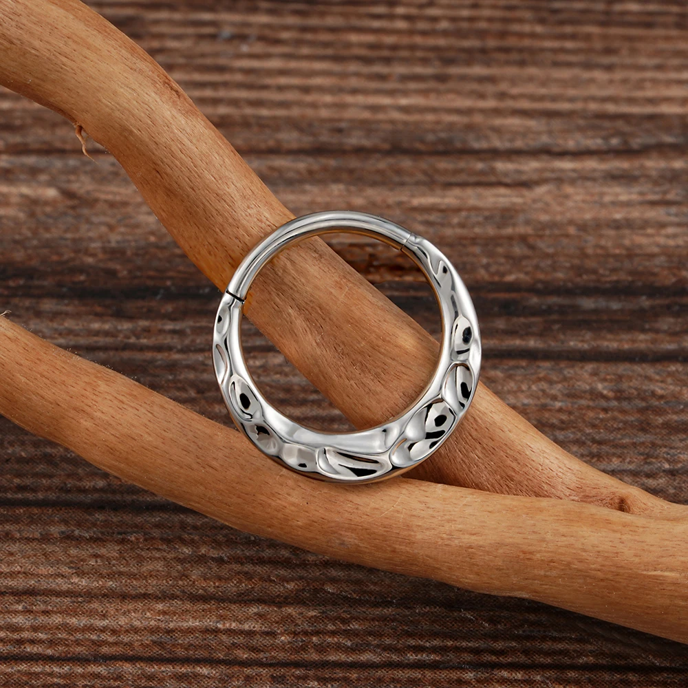 Right Grand ASTM F136 Titanium 16G Hammered Disc Septum Hoop Ring Textured Hinged Segment Nose Clicker 8mm/10mm Daith Rook Helix Earring Piercing Body Jewelry for Women Men