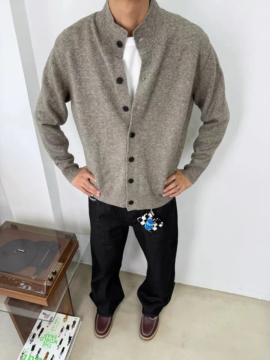 

Вязаный свитер на пуговицах с высоким воротником в стиле ретро, повседневный универсальный мужской длинный свек теплого цвета, осенне-зимняя карточка...