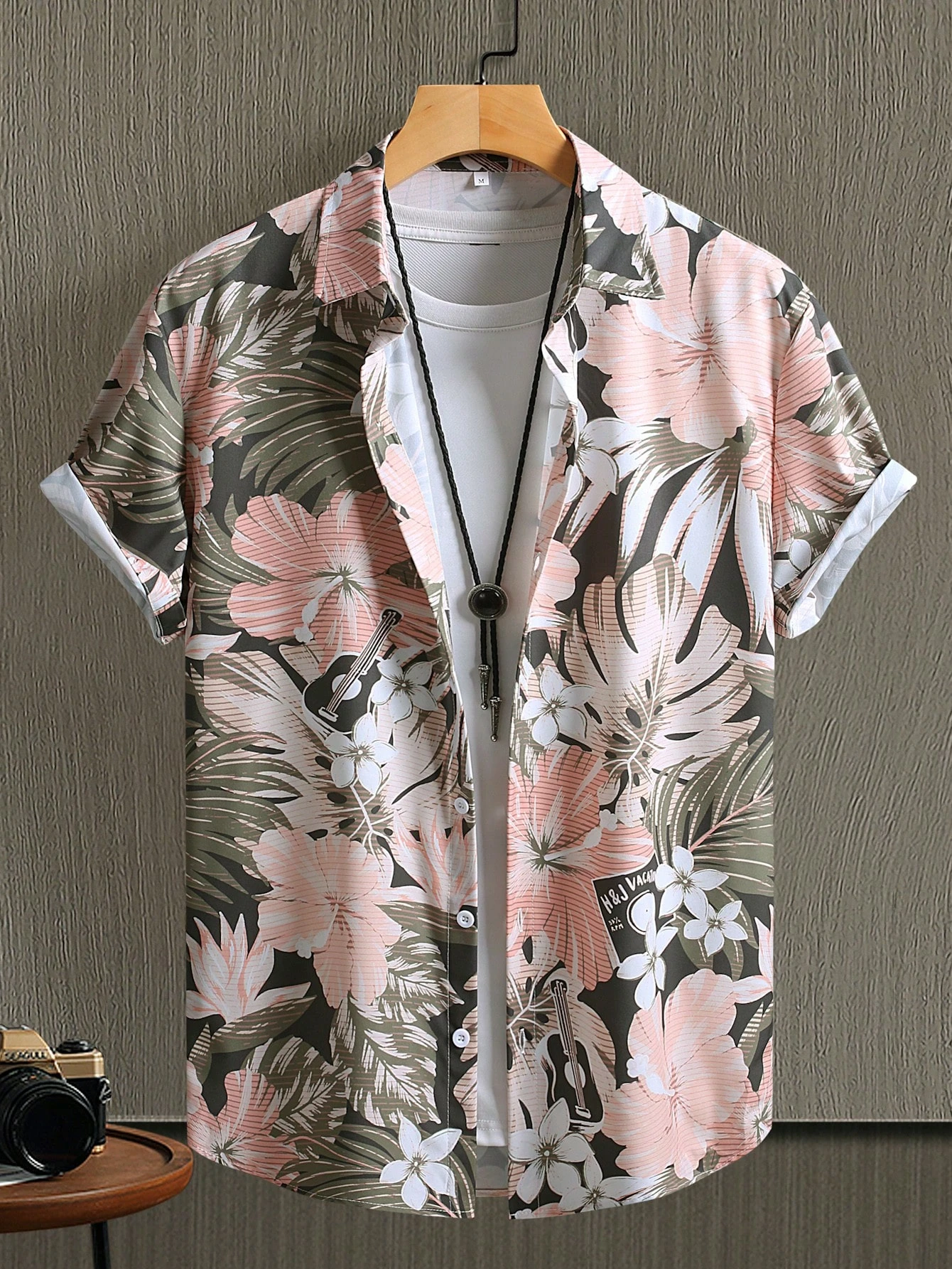 Men's Short-Sleeve Collared Shirt with Floral Print Men's Casual Button-Down Shirt for Everyday Summer Wear and Vacation Outfits