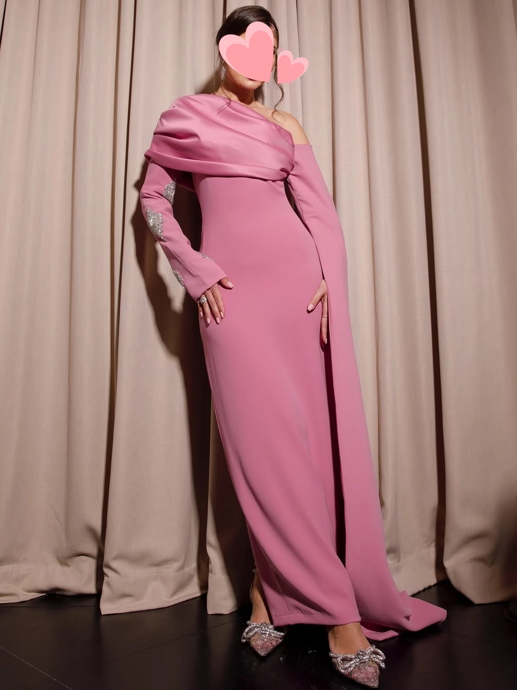 Sukienki wieczorowe na studniówkę, eleganckie, vintage, w słodkim różu, z koralikami, na jedno ramię, stylowe, nowe, szyte na miarę, na formalne okazje.