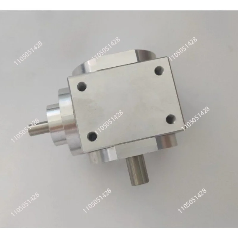 

Малогабаритный модульный редуктор с прямым углом 90 градусов, с приводом для коммутации, передаточное число 1:2, с одним выходным валом, двумя выходными валами, тремя выходными валами.