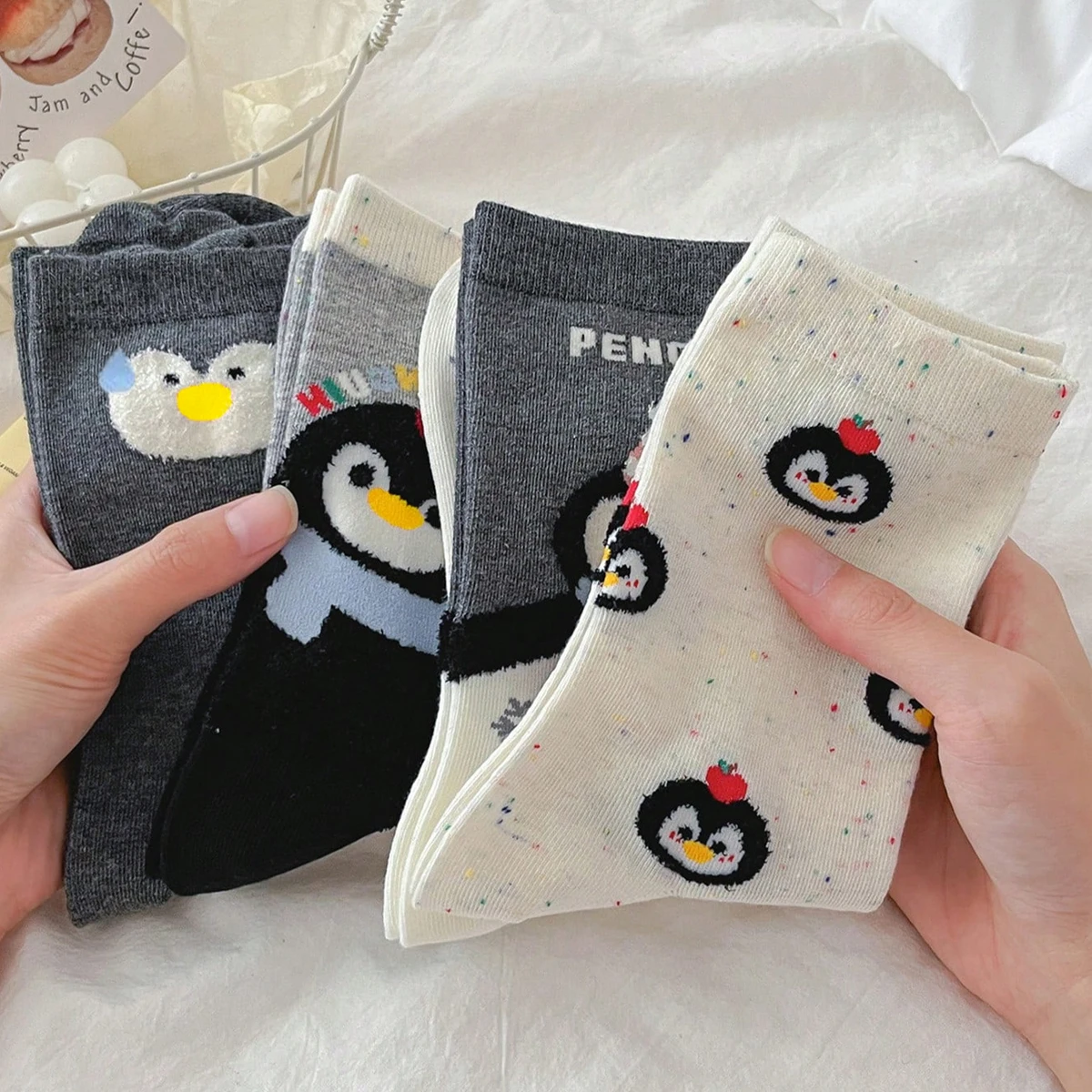 4 Paar vier Jahreszeiten Damen-Spitzengarn, japanisches süßes und niedliches Cartoon-Pinguin-Muster, vielseitige und bequeme lange Socken – Detail 2