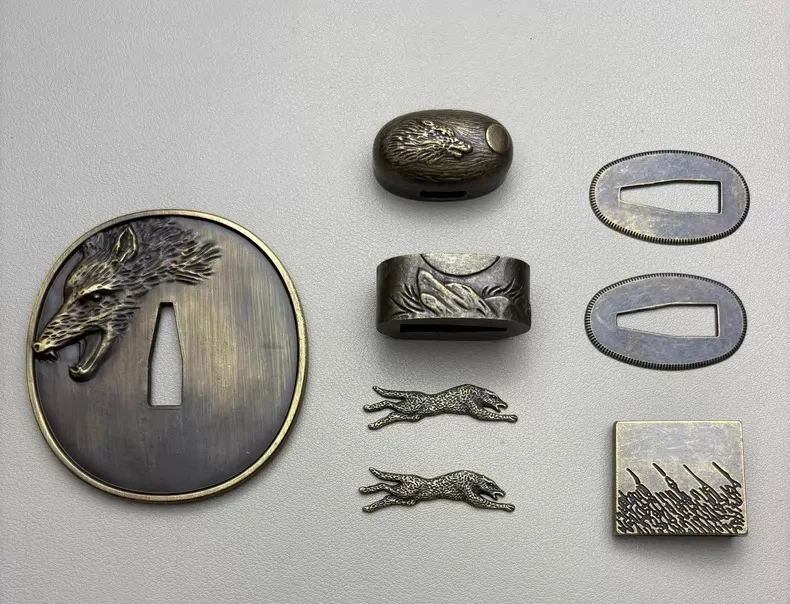 Couteau à lame de type épée, lame en alliage de zinc, plusieurs types de protège-lames et de protège-mains. Samouraï, couteau utilitaire. Différents types de lames