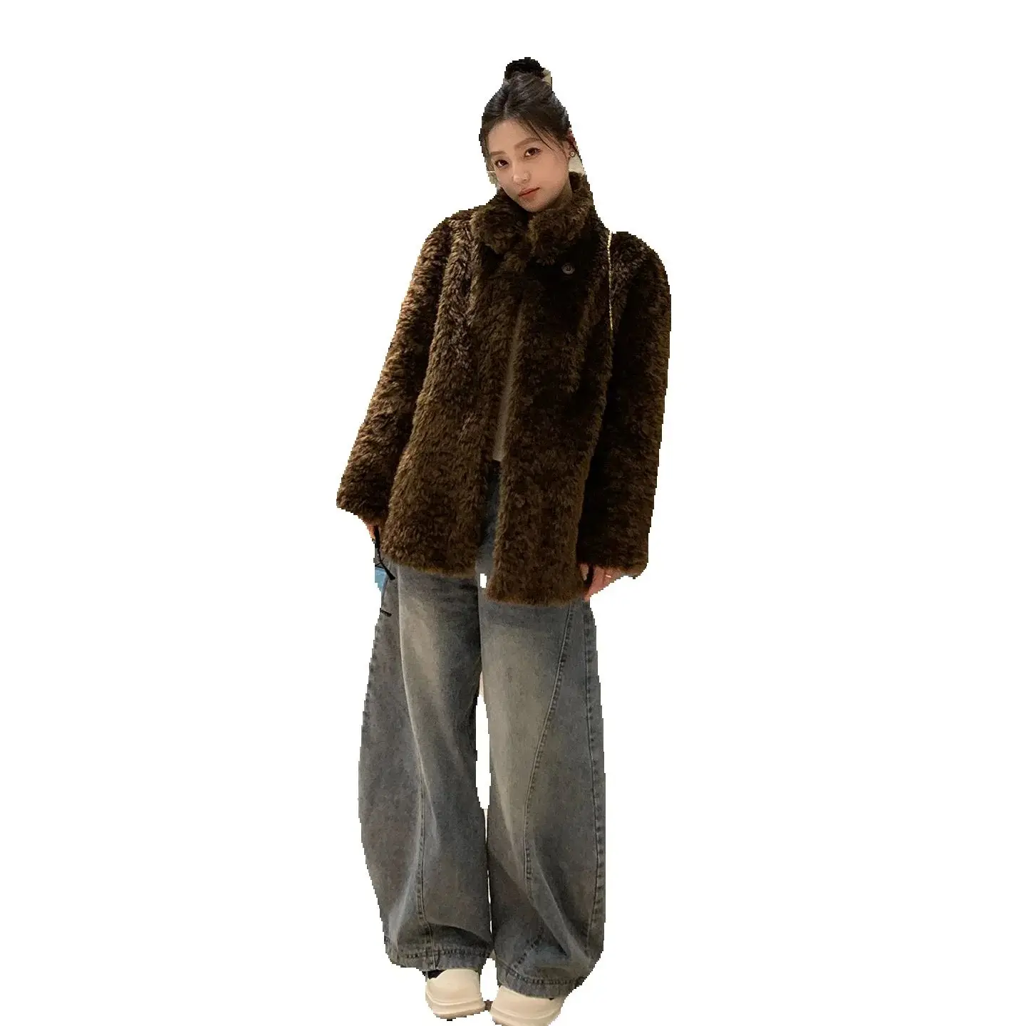 Questo super bellissimo cappotto di pelle d'agnello spesso è versatile per le donne e exuda un'aria dell'eleganza. È un cappotto di pelliccia monopezzo