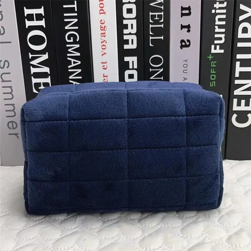 

Stylish Fur Makeup Bag For Women, Solid Color Zippered Large Capacity, Travel Toiletry Organizer, Washing Pouch, Plush Pen Case