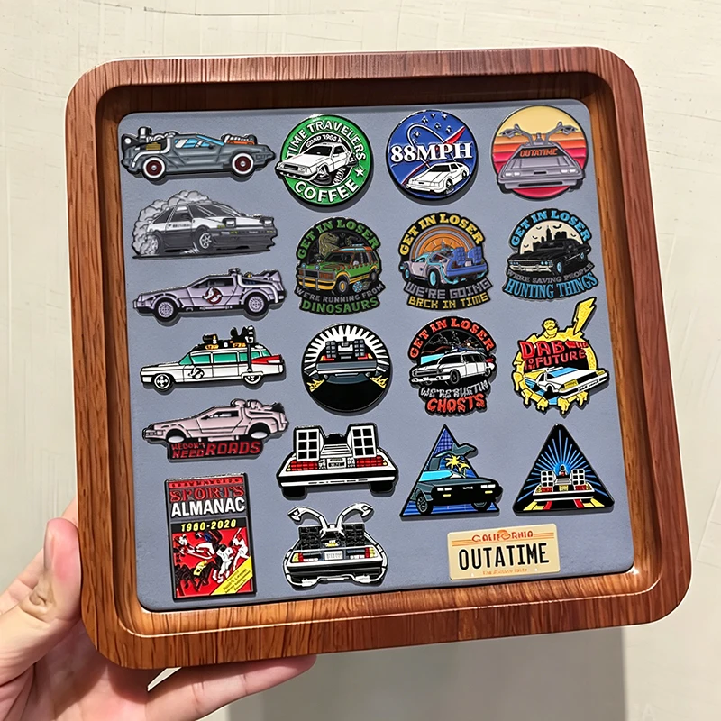 Pins de esmalte de la película de ciencia ficción y comedia de los años 80, máquina del tiempo, viaje a través del tiempo, coche deportivo retro, broche, insignia de solapa, joyería, regalos para amigos