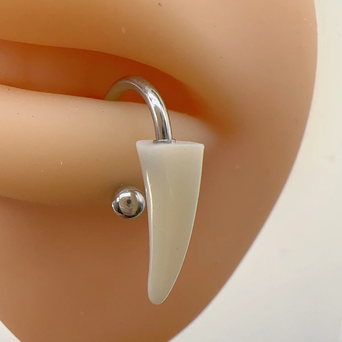 Tusk Lip Rings C Horseshoe Ring Resin Punk European and American Halloween Exaggerated Labret Piercing Accessories Men Women