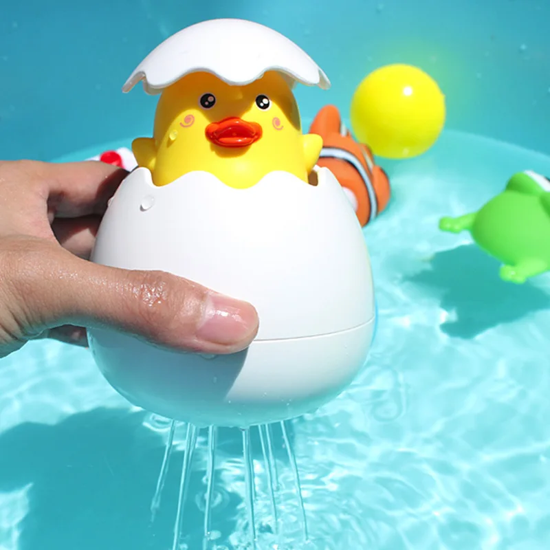 子供用お風呂のおもちゃセット - 水を噴くペンギン、アヒルの子、卵殻、浮遊するスプリンクラー、赤ちゃんの浴室用の楽しいシャワーおもちゃ