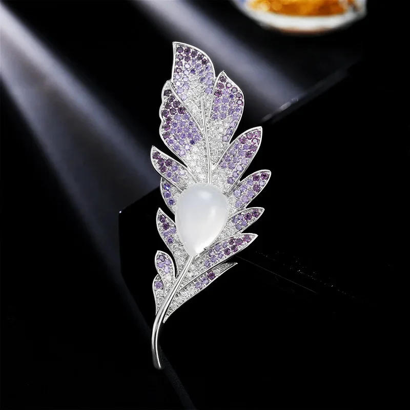 2025Giacca da abito con spilla a foglia di piuma di lusso leggera e di fascia alta con un senso di sofisticazione e un lussuoso spilla da donna