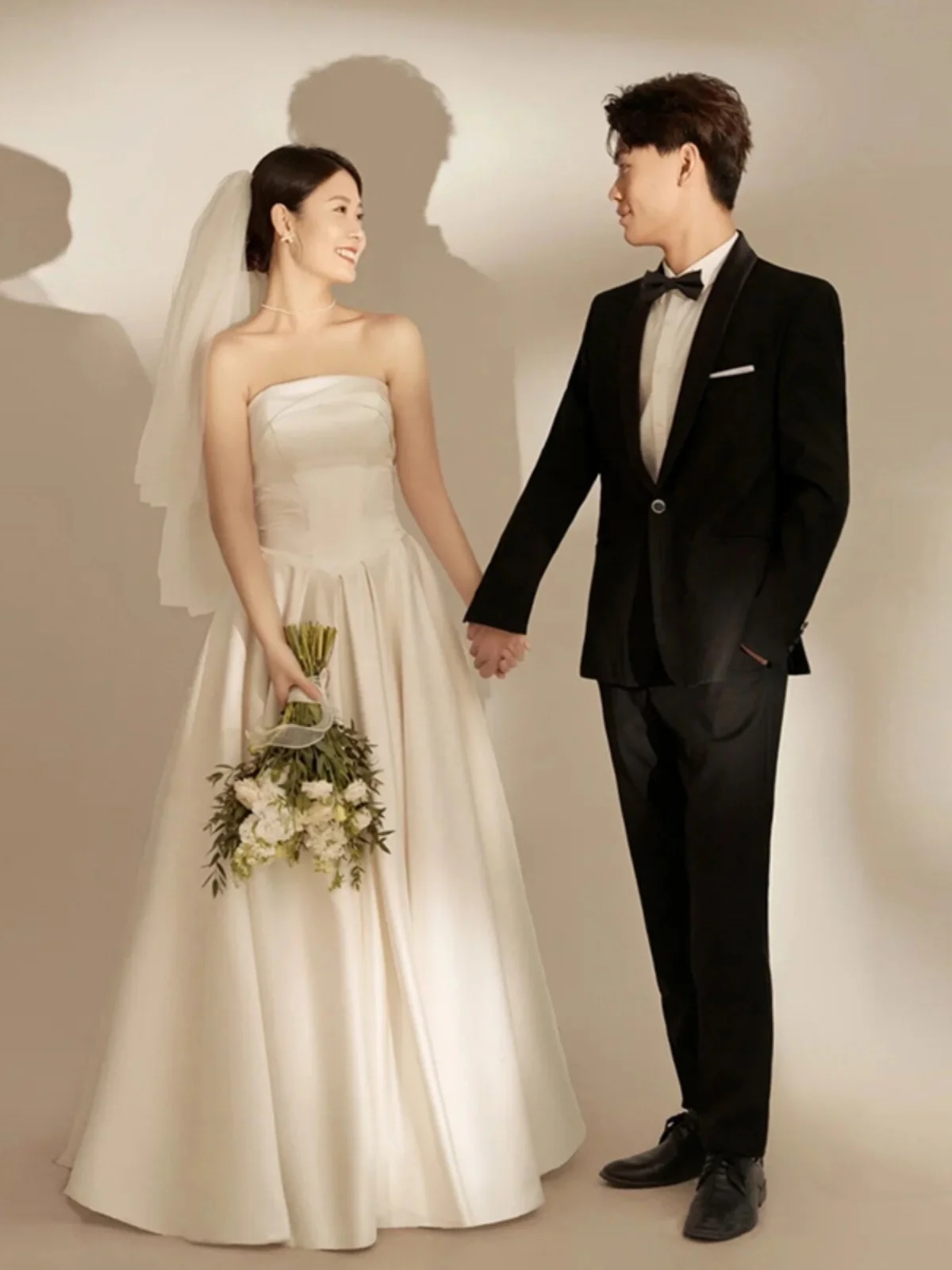 

Элегантное свадебное платье из атласа в пол с вуалью для церемонии на открытом воздухе, корейский стиль, без рукавов