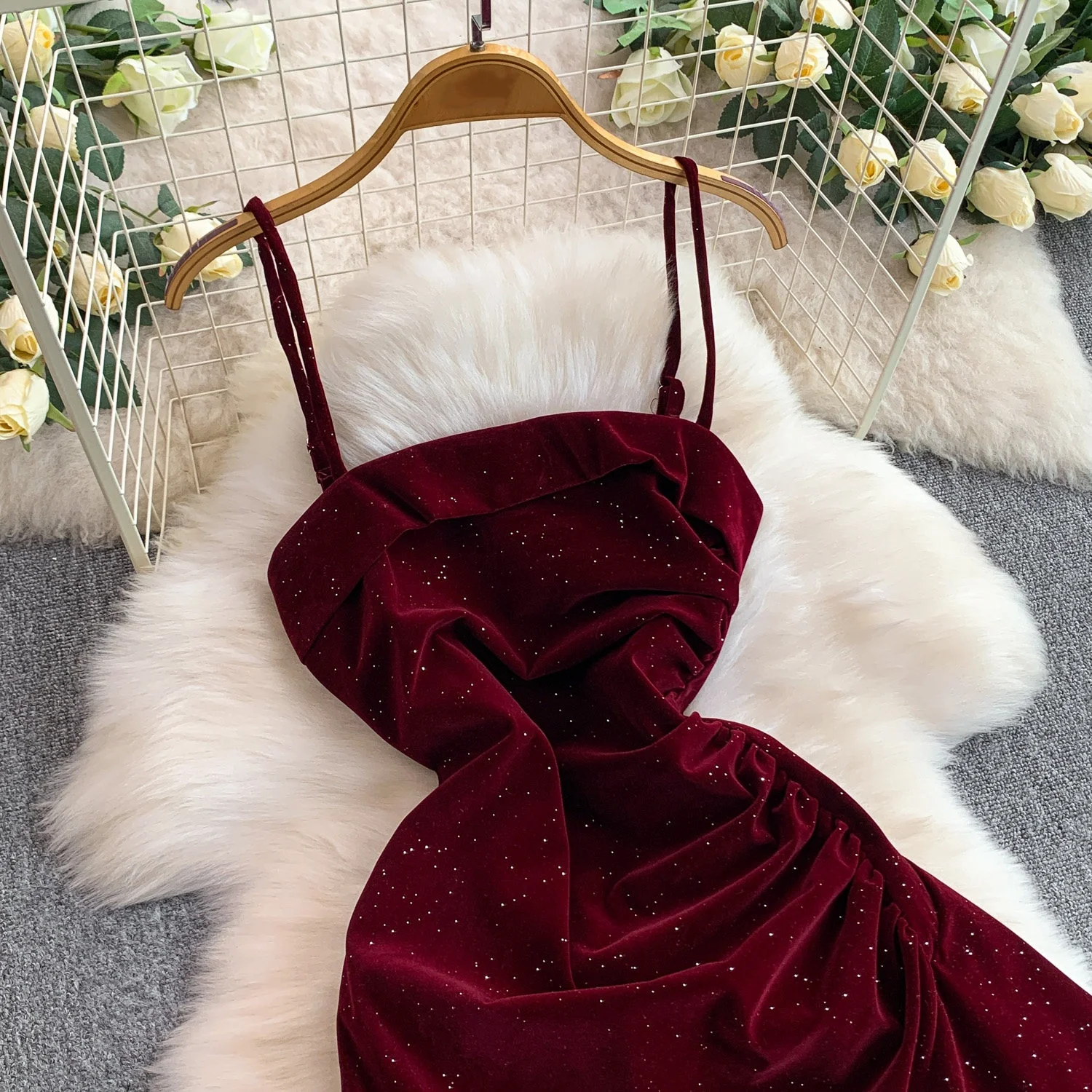 Clothland Vrouwen Vintage Rode Velours Band Jurk Verstelbare Bandjes Mouwloze Backless Ruches Vrouwelijke Glanzende Maxi Jurken QE314