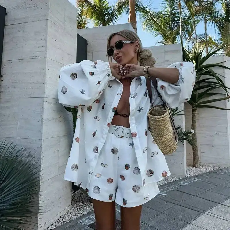 

Комплект шорт с принтом ракушки, женская свободная однобортная рубашка с лацканами и рукавами-фонариками, короткие штаны, лето 2022, пляжный комплект из 2 предметов, женский наряд