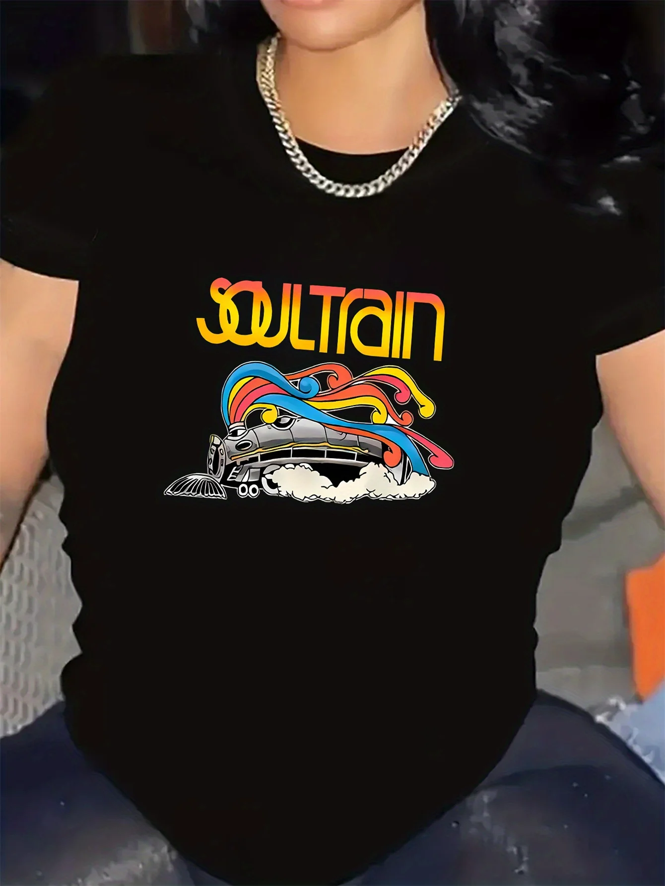 Camiseta gráfica Vibrant Soul Train – Camiseta esportiva feminina elegante de manga curta com gola redonda e elasticidade média,