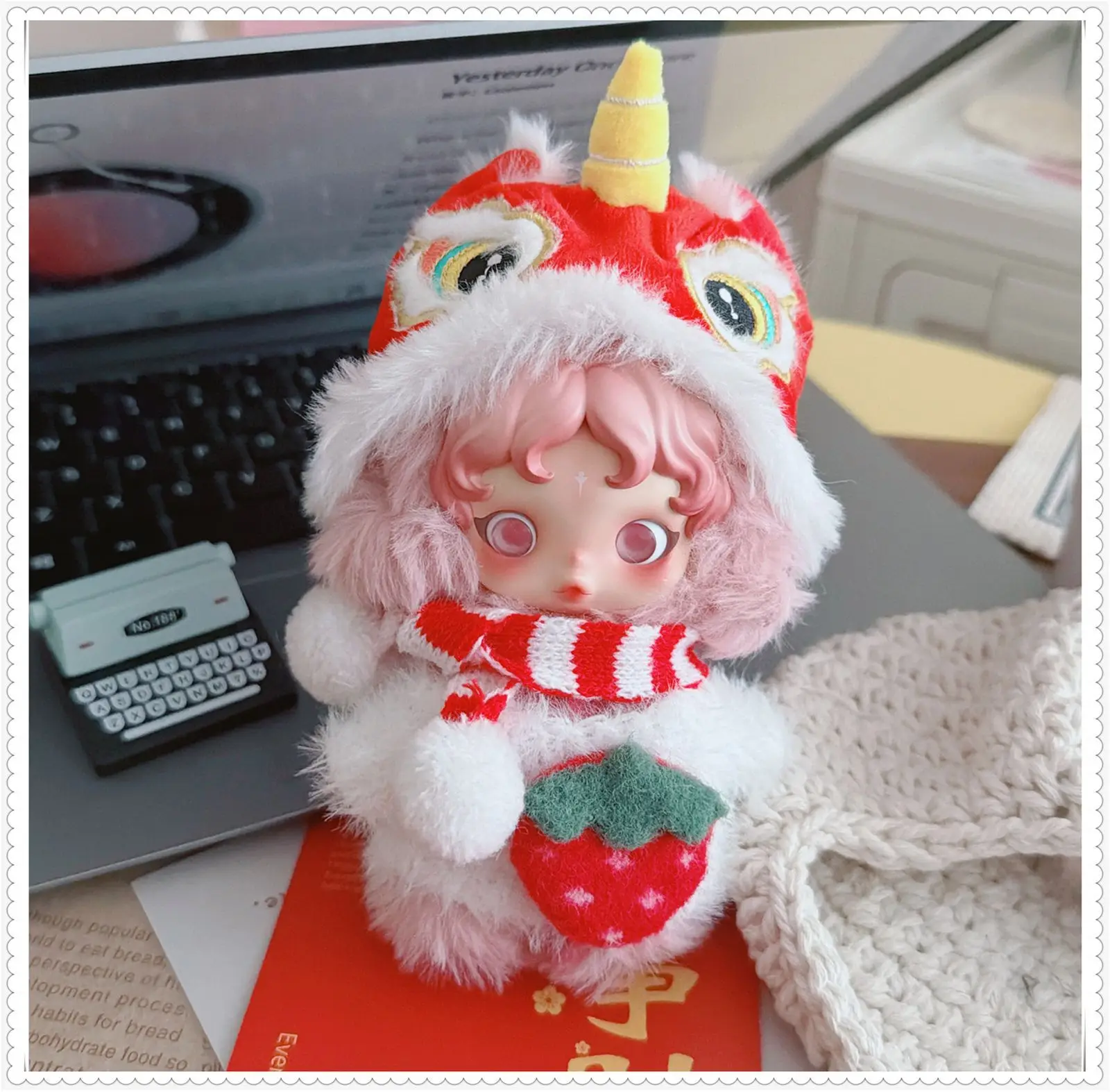 Pull en peluche doux à motif de fraise de dessin animé, adapté aux poupées idoles de 10 cm, accessoires vestimentaires, ensemble rouge, décoration du Nouvel An, collection de fans, cadeaux