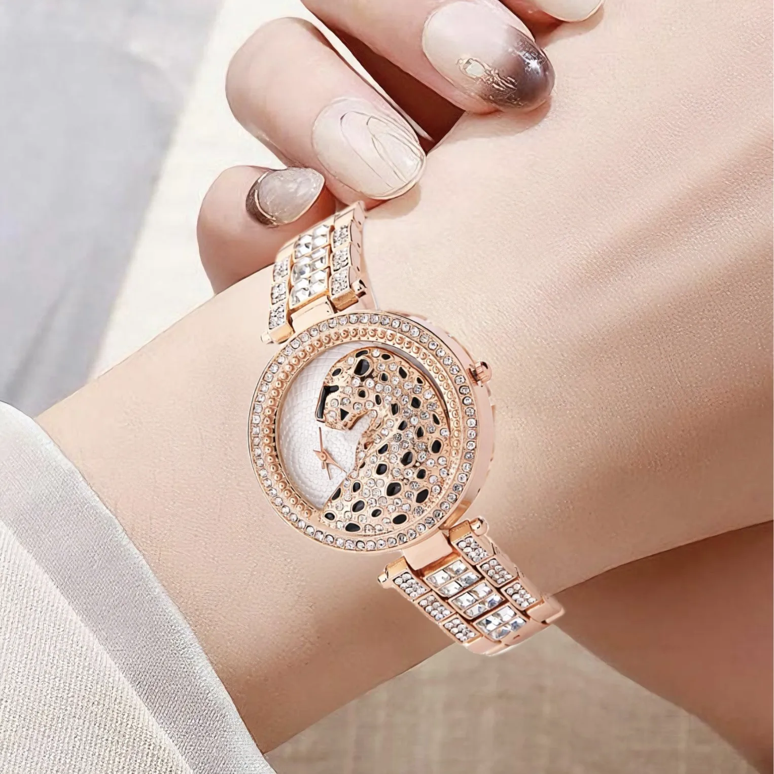 1-piece set of Gold Leopard Gold Absorbing Full Diamond Watch, fashionable temperament, round disc women's quartz watch