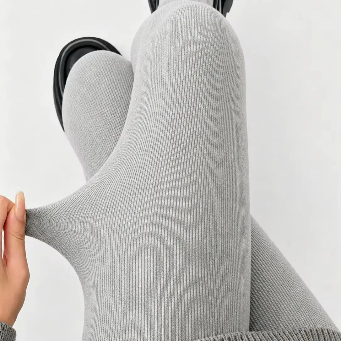 Vertikal gestreifte Damen-Oberbekleidung, thermoelastische, schmal geschnittene, gerippte Knöchelhose – Detail 4