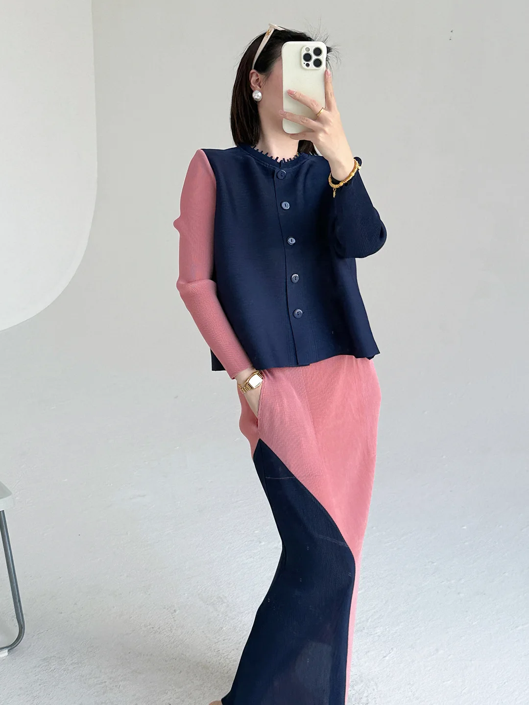 

Комплект из блузки с длинным рукавом и юбки с рюшами и складками, весна 2026, в стиле колор-блок, повседневная одежда для женщин