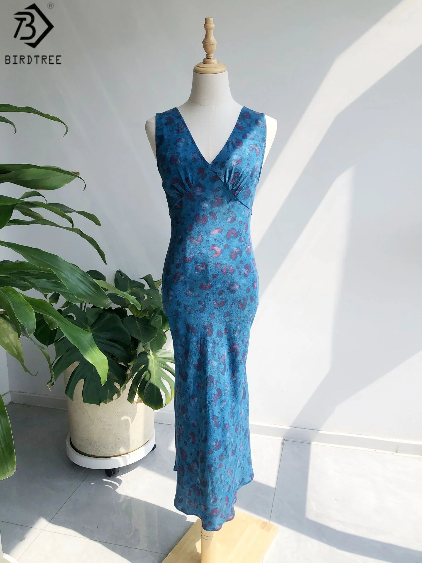 

BirdTree 17MM 100% Mulberry Silk Bias-cut Dress,Woman Sand Wash Double Crepe V-neck Sleeveless Blue Dress,2025 New D56030JF