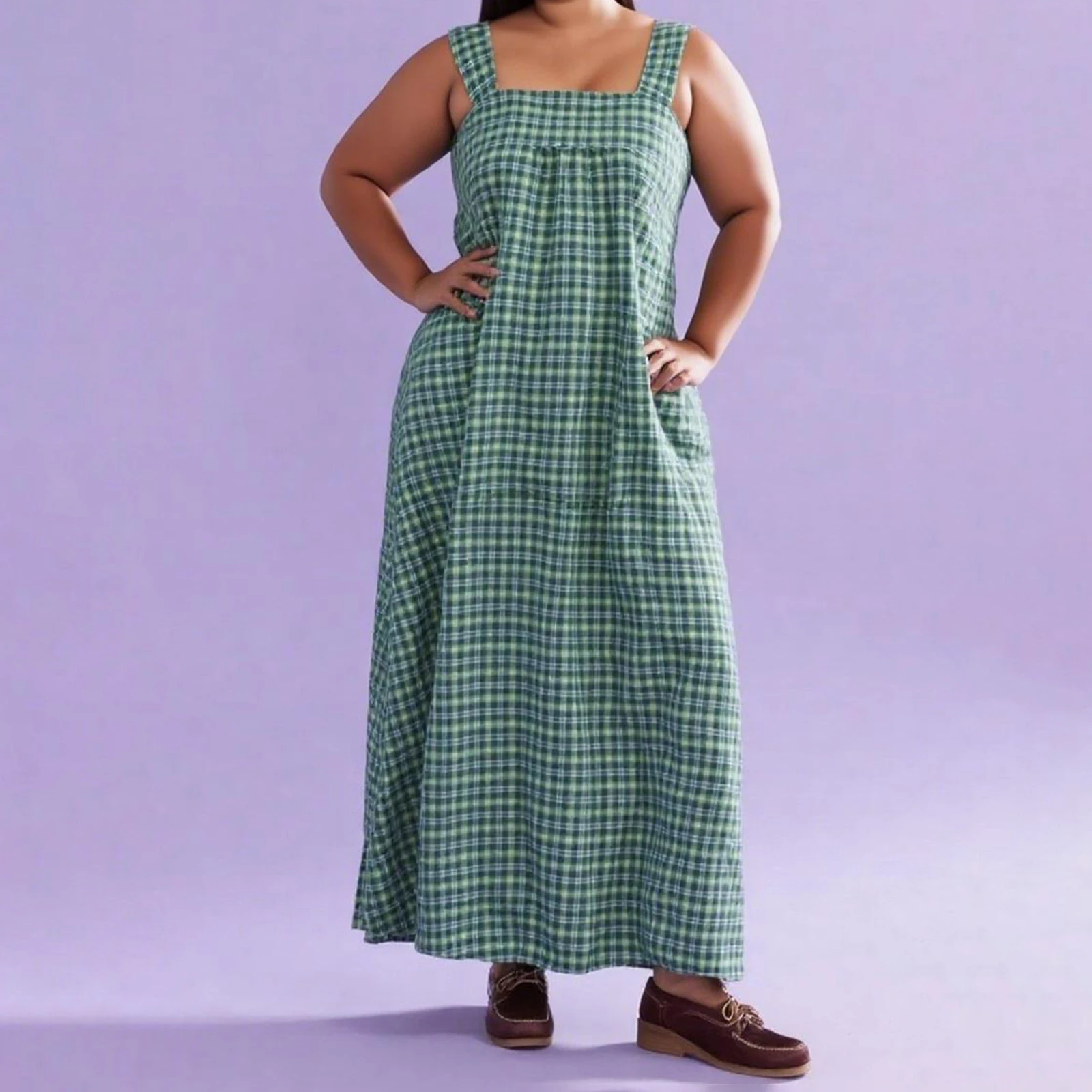 Długa letnia sukienka damska na ramiączkach bez rękawów z kwadratowym dekoltem i szerokimi ramiączkami w kratę