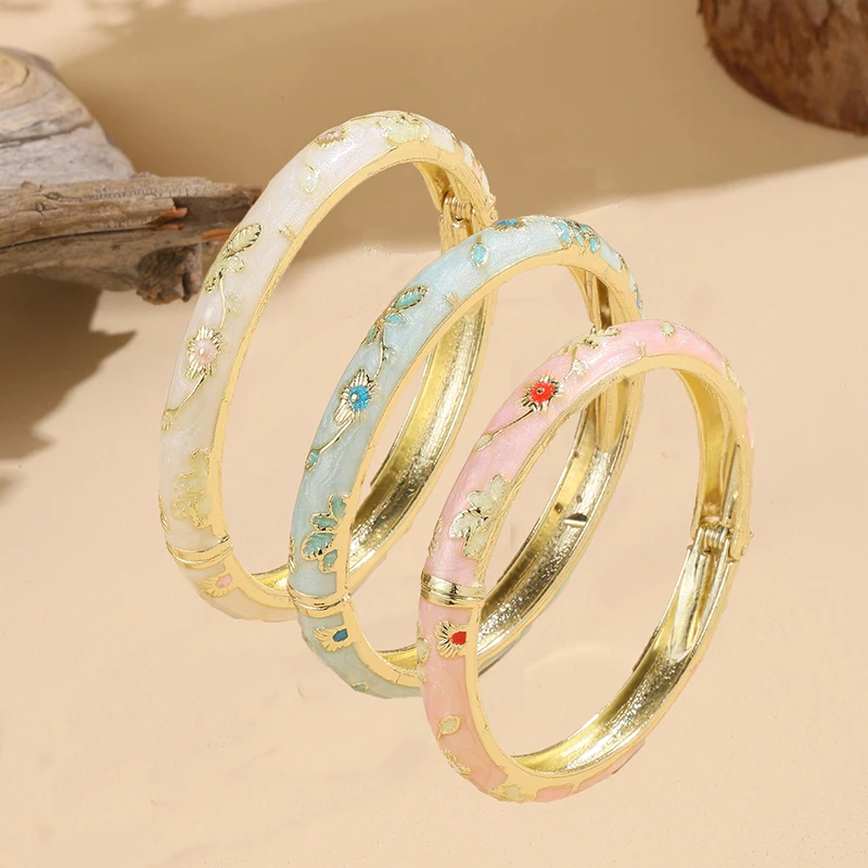 FTCY Vintage Feines Kleines Blumen-Armband-Set für Frauen Ethnischer Stil Goldfarben Beschichtete Cloisonné-Armreifen Luxus-Schmuckgeschenke – Detail 2