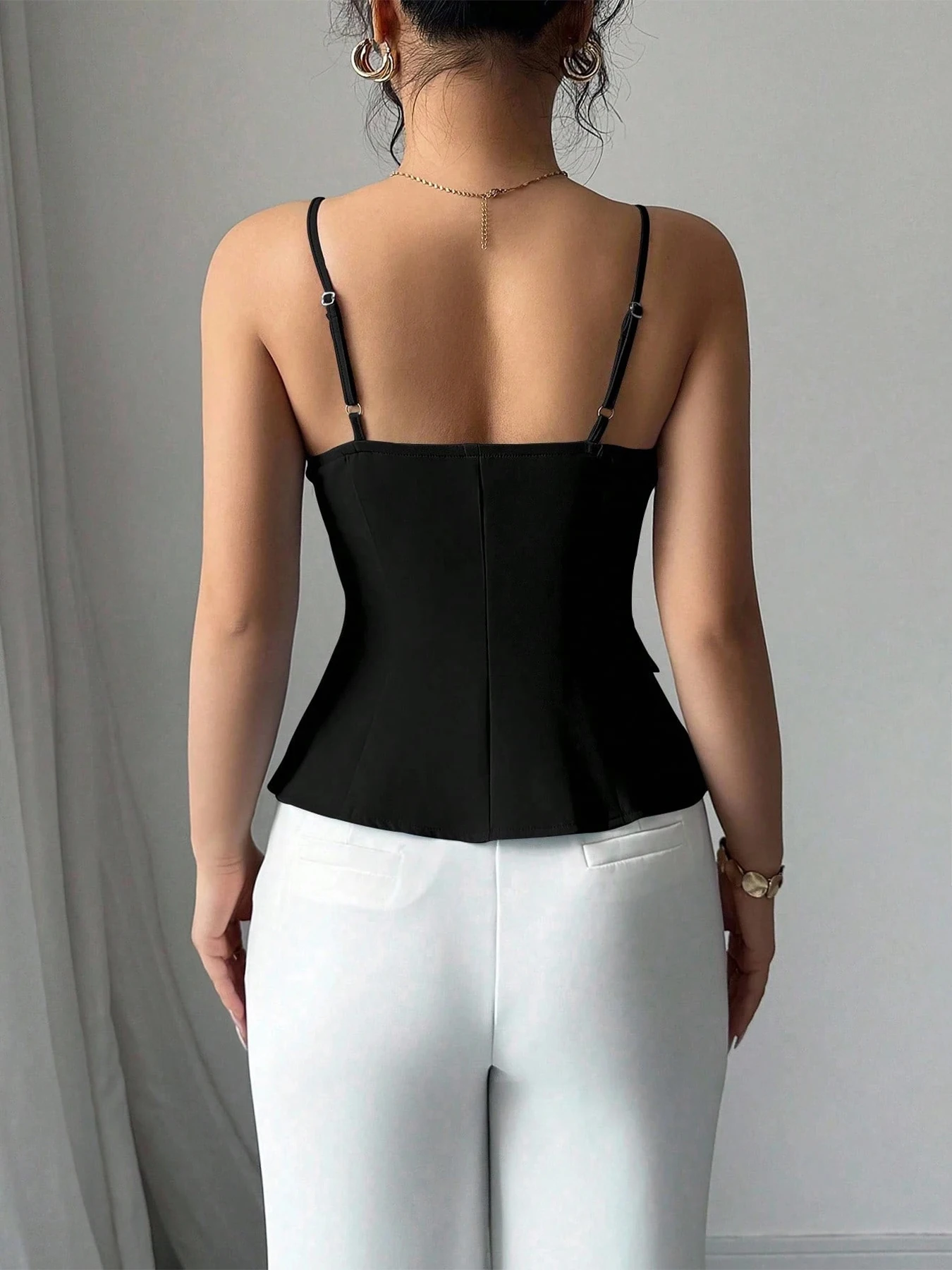 Cami-Top für Damen, asymmetrisch, mit Knopfleiste vorne, Spaghettiträgern, Peplum-Schnitt, schmal geschnitten, schwarz, elegant, für Partys, ärmelloses Oberteil. – Detail 8