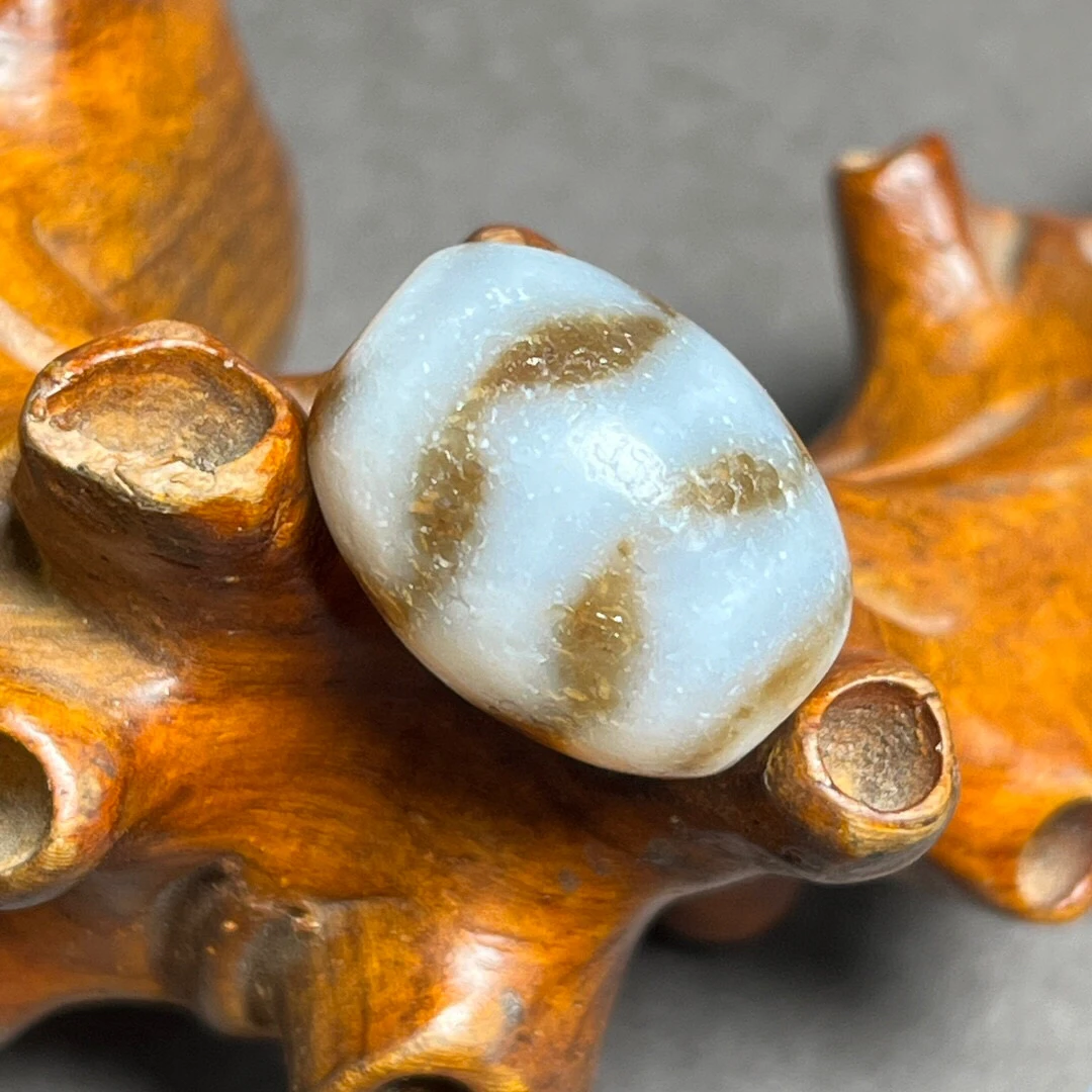 Qing Dynasty return Tibetan area old agate Lezi dzi beads water pattern old dzi beads collection antique antique natural genuine