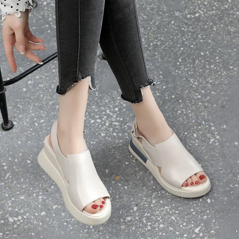 Damen Plateau-Keilsandalen – Neuheit für den Sommer: Hochhackige Peeptoe-Damenschuhe aus weichem Leder mit erhöhter Plateausohle – Detail 2