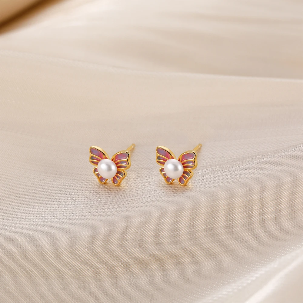 Kolczyki sztyfty z motylami ze srebra próby 925 z perłami słodkowodnymi dla kobiet, pozłacane, z różowymi skrzydłami z emalii, hipoalergiczne.